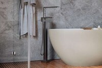 Symmetrical Curved Bathtubs Image 3