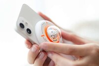 Alien-Inspired Smartphone Chargers Image 6