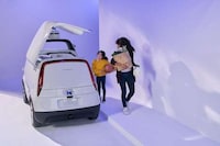 Pedestrian-Protecting Delivery Robots Image 5
