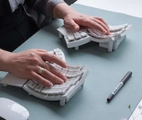 Glove-Like Keyboard Peripherals Image 1