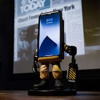 Anthropomorphic Wireless Charging Docks Image 5