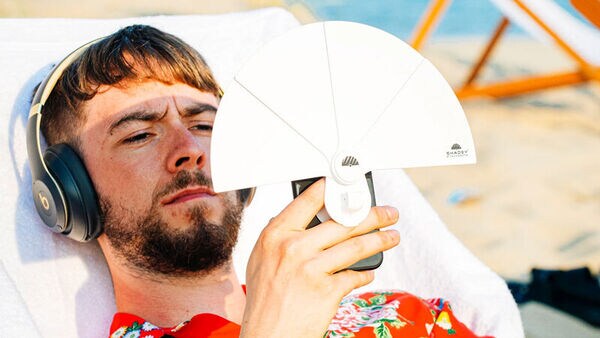 Sun-Blocking Smartphone Attachments