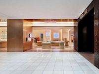 Chic Fashion Shop-In-Shops Image 7