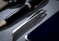 Spring-Equipped Tweezers Image 1
