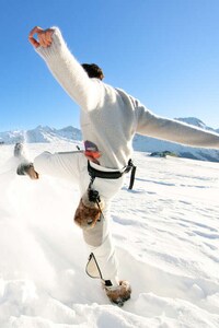 Chic Wool Skiwear Image 3