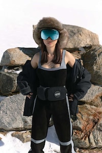 Chic Wool Skiwear Image 6