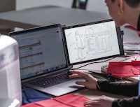 Magnetic Mobile Laptop Displays Image 4