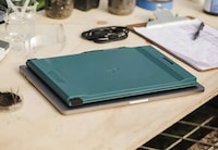 Magnetic Mobile Laptop Displays Image 5