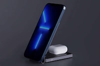 Magnetic Dock-Style Smartphone Batteries Image 5