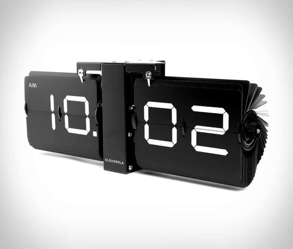 Barebones Retro-Inspired Clocks Image 2