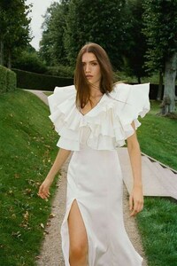 90s-Inspired Wedding Gowns Image 2