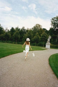 90s-Inspired Wedding Gowns Image 3