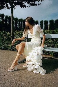 90s-Inspired Wedding Gowns Image 5