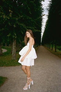90s-Inspired Wedding Gowns Image 6
