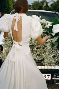 90s-Inspired Wedding Gowns Image 7