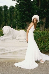 90s-Inspired Wedding Gowns Image 8