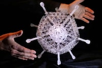Scientifically-Accurate Glass Sculptures Image 5