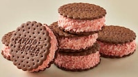 Crunchy Strawberry-Flavored Desserts Image 1