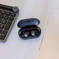 Multi-Device-Connecting Earbuds