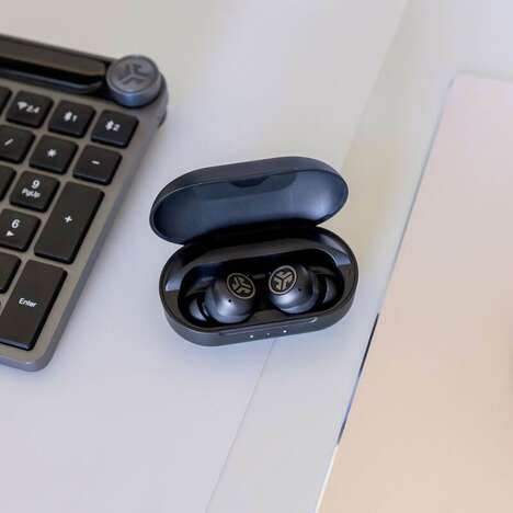 Multi-Device-Connecting Earbuds