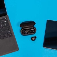 Multi-Device-Connecting Earbuds Image 2