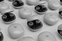 Studio-Grade Earbud Concepts Image 7