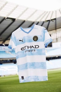 Iconic Goal-Celebrating Soccer Apparel Image 4