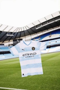 Iconic Goal-Celebrating Soccer Apparel Image 5