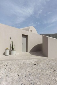 Monolithic Sculptural Holiday Homes Image 3