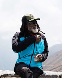 All-Black Climbing Teams Image 4