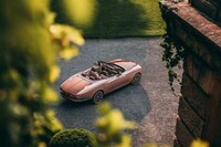 Pearl-Themed Droptop Coaches Image 3