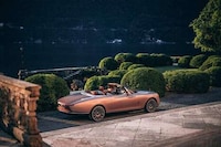 Pearl-Themed Droptop Coaches Image 6