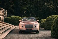 Pearl-Themed Droptop Coaches Image 7