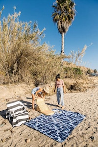 Sustainable Soft Beach Blankets Image 4