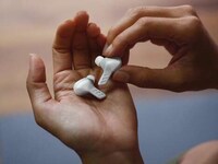 Activewear-Branded Earbuds Image 4