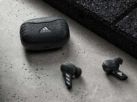 Activewear-Branded Earbuds Image 5