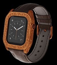 Gilded Smartwatch Models Image 8