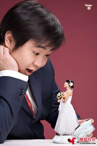 False Perspective Wedding Photos Image 3