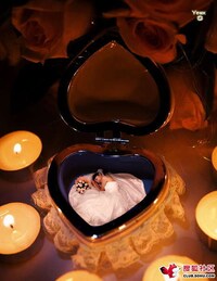 False Perspective Wedding Photos Image 7
