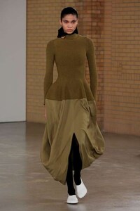 Fashion-Forward Luxury Shapewear Image 6