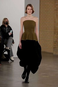 Fashion-Forward Luxury Shapewear Image 7