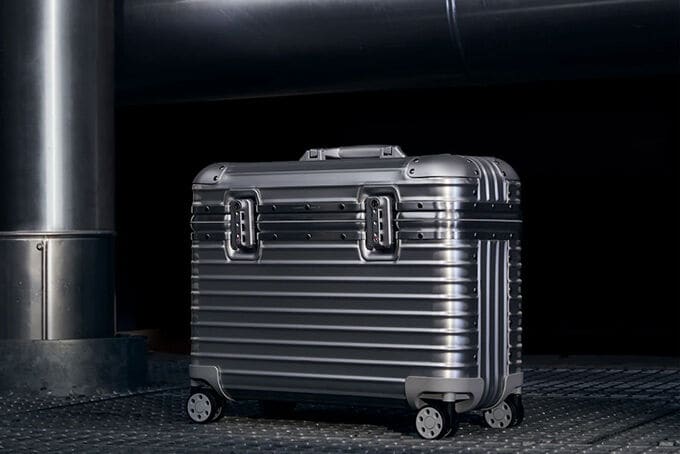 Modernized Luxury Pilot Suitcases : Rimowa Original Pilot Case