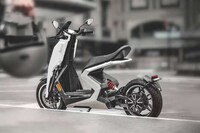 Step-Through Electric Motorscooters Image 2