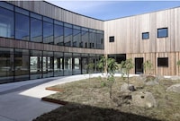Ring-Shaped Contemporary Nursing Homes Image 2