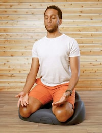 Body-Hugging Meditation Cushions Image 2