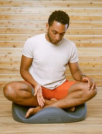 Body-Hugging Meditation Cushions Image 3