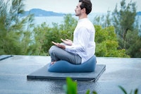 Body-Hugging Meditation Cushions Image 6