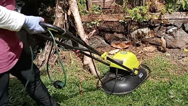 Powerful Hovering Lawnmowers Image 2