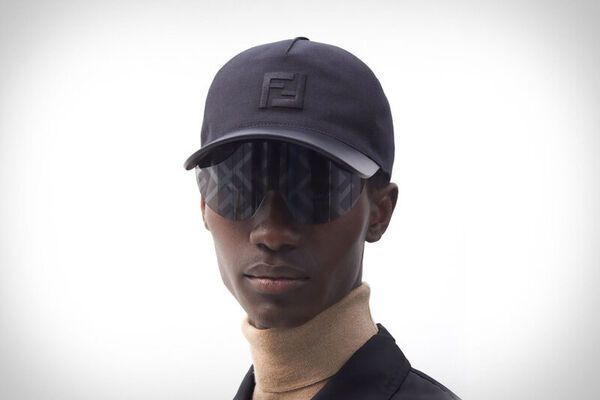 En god ven Deltage 945 Haute Sunglasses-Equipped Ball Caps : Fendi Eyecap