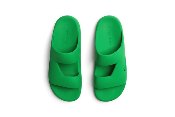 Molded Lightweight One-Piece Slides : Bottega Veneta Band slider